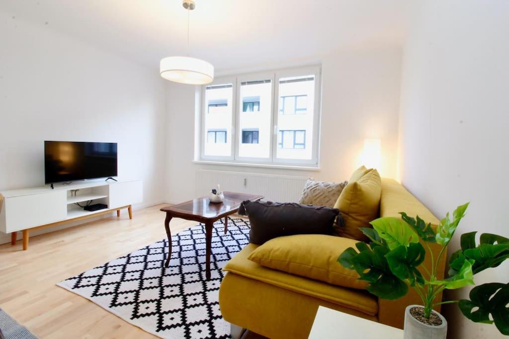 Central Charm - Comfortable 3-br Apartment Wien