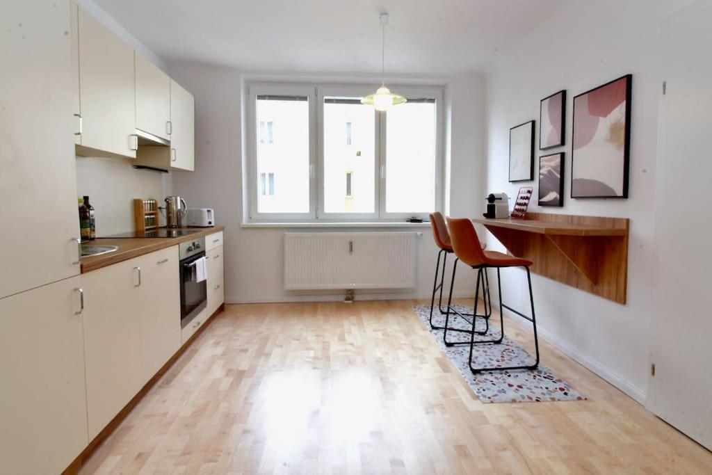 Central Charm - Comfortable 3-br Wien