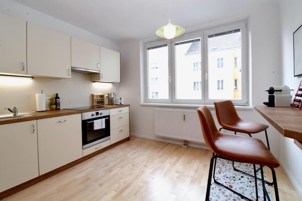 Central Charm - Comfortable 3-br Wien