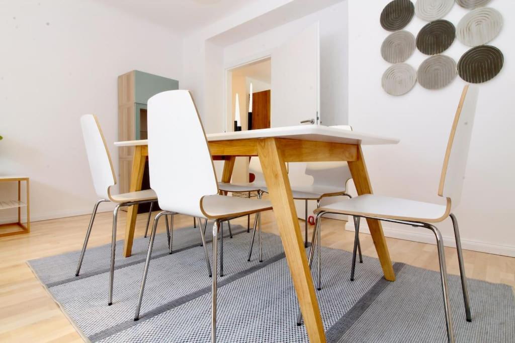 Central Charm - Comfortable 3-br Wien